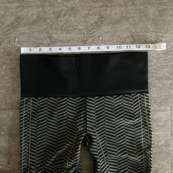 Lululemon In The Flow Crop - Size 6 - Picture 4 of 5